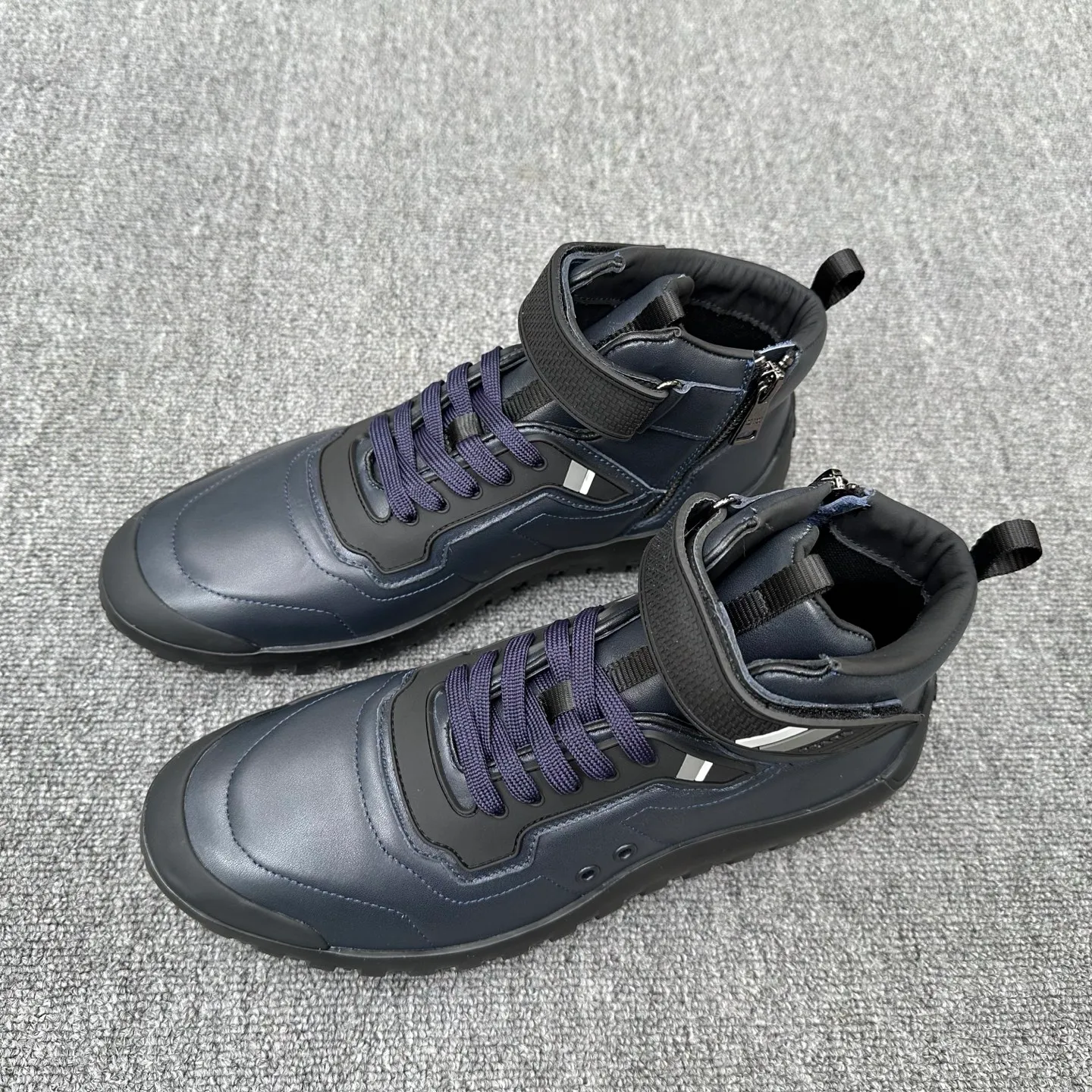 💰880 Prada/Prada’s new men’s spliced ​​casual sports boots! The shoe's exquisite stitching outlines a unique geometric texture, and contemporary lines and details reinterpret the classic sports style. The upper is made of ultra-official material, and the lining is full cowhide. It is lightweight, breathable, practical and versatile. The tongue is decorated with the Prada Milano logo, and the logo print is embellished with the laces. It is paired with a 2.5cm two-color rubber sole to create a comfortable wearing experience. Comes with full set of original packaging dust bag! Size: 39-40-41-42-43-44 (45 customized) standard leather shoe size Item number: 41274651